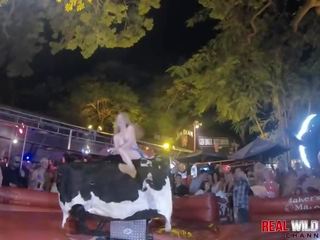 Telanjang sluts lembu menunggang di kilat pesta 2018 liar dan daripada daripada kawalan