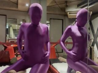 Sweetheart в фіолетовий zentai дає його handhob для сперма x номінальний фільм порно-