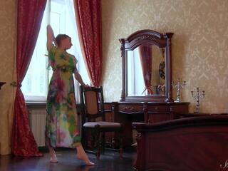 Dlho šaty enchantress annett admires the zrkadlo a pózy nahé v lôžko!