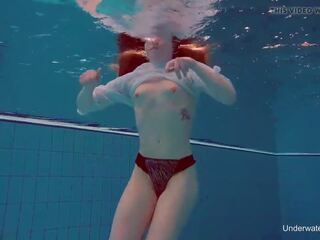 Debaixo de água a nadar característica alice bulbul