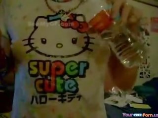 Flörtig japanska lassie med våt hello pott t-shirt