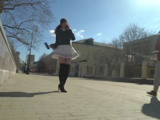 見る 下 私の スカート. jeny スミス spinning で a ミニスカート で 公共