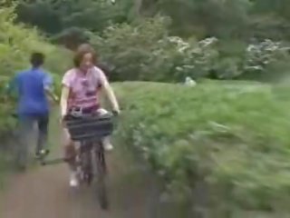 Japansk dame masturbated mens ridning en specially modified kjønn film bike!