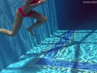Tiffany tatum mastubates haar wellustig harig poesje door de zwembad