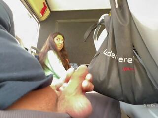 En fremmed damsel jerked av og sugd min putz i en offentlig buss fullt av folk