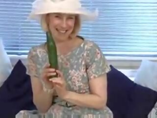 Házasulandó bejárónő baszik egy uborka