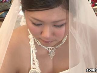 Beguiling muda wanita di sebuah pernikahan pakaian