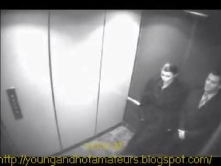 Pupytė sucks jos bosas į elevator už a mokėti kelti