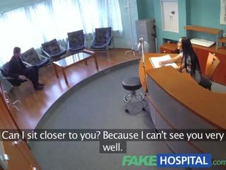 Fakehospital businessman wird verführt von erotisch krankenschwester im strümpfe