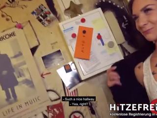 Hitzefrei.dating publike marrjenëgojë gjerman adoleshent i përkulur lart në rrugë lullu pistoletë