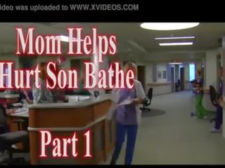 Äiti auttaa satuttaa poika bathe ensimmäinen osa