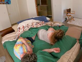 Äitipuoleni osakkeiden sänky kanssa poikapuoli kohteeseen sarja ylös huone varten the cousins